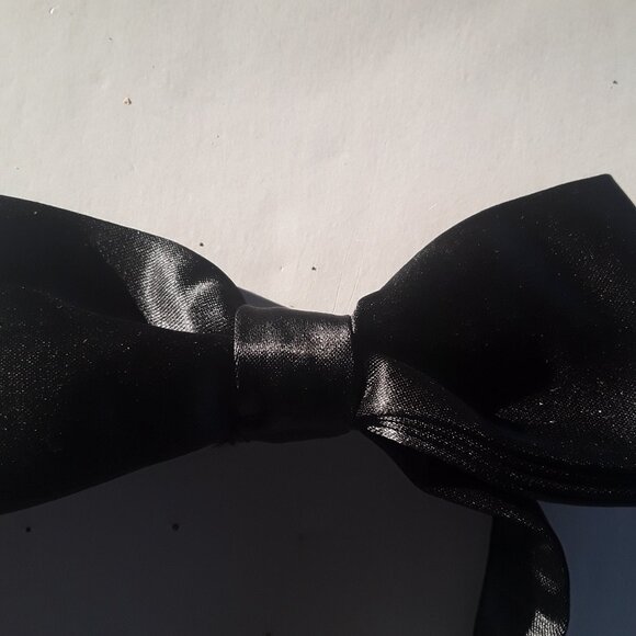 Boys Black Bow Tie w/ adjustable velcro strap, 14" to 16" diameter - Picture 2 of 5